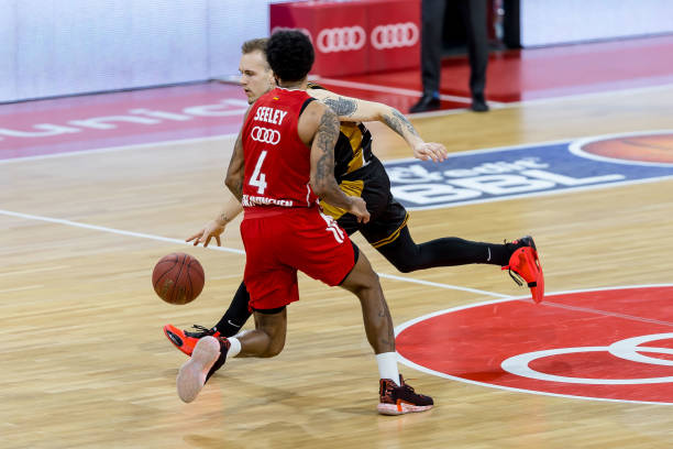 暴露出中场 暴露出中场